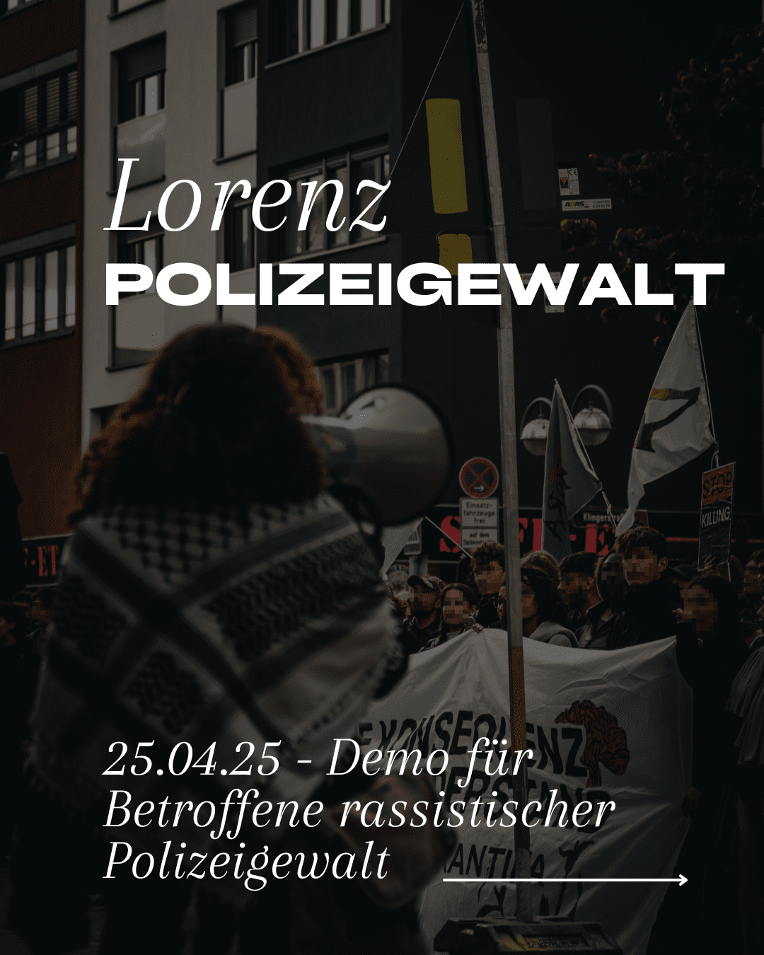 Personen mit Transparenten und Fahnen bei einer Demonstration gegen Polizeigewalt.