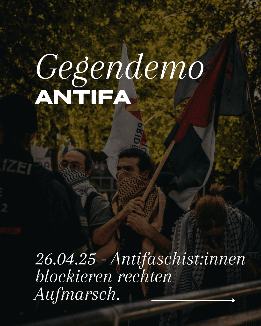 Menschen mit Schals und Flaggen bei einer Gegendemonstration fuer Antifaschismus.
