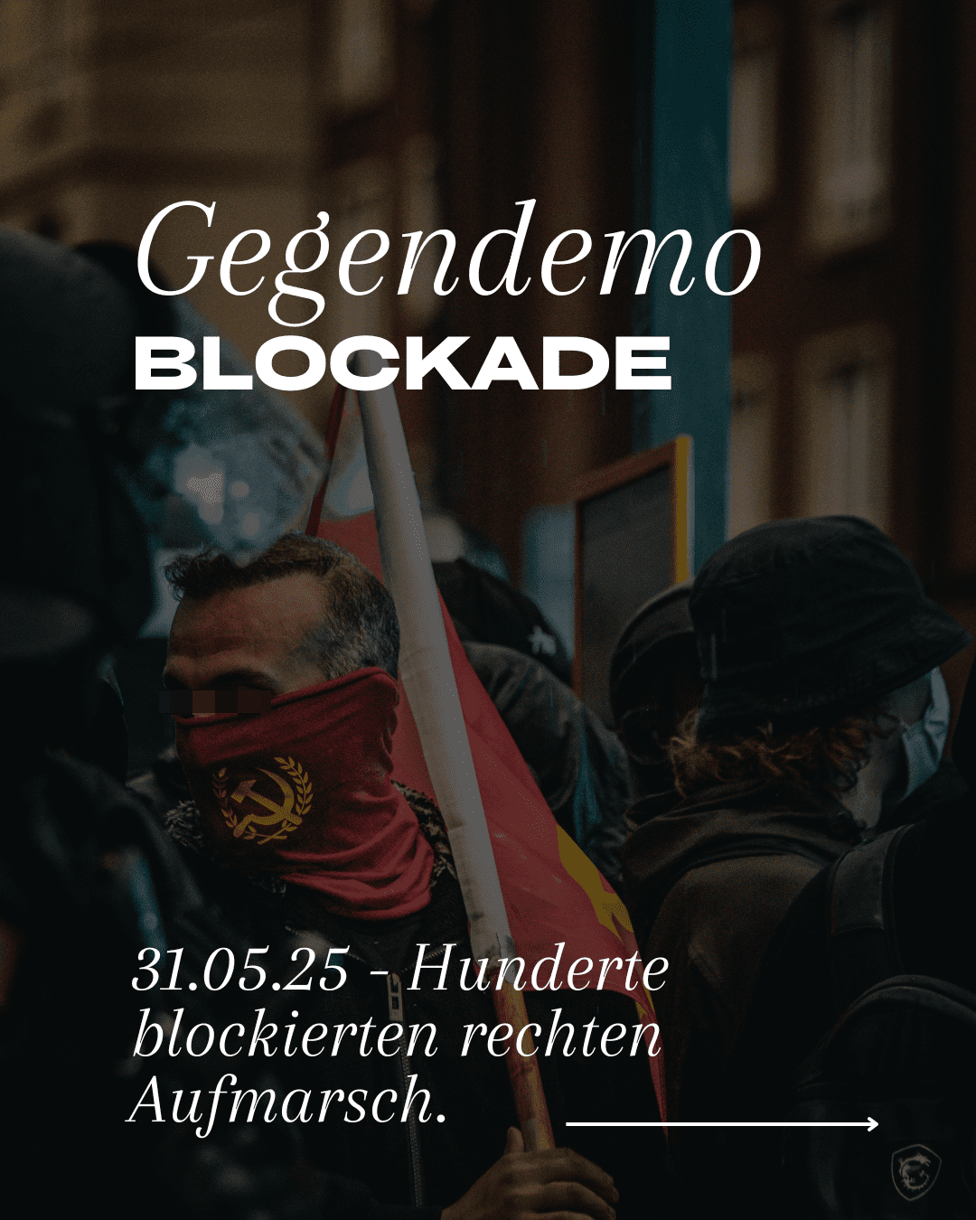 Demonstrationsteilnehmer mit einer Fahne während einer Gegendemonstration in einer urbanen Umgebung.