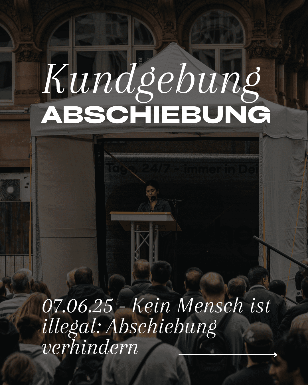 Ein Redner steht unter einem Pavillon während einer Kundgebung gegen Abschiebungen am 07.06.25.